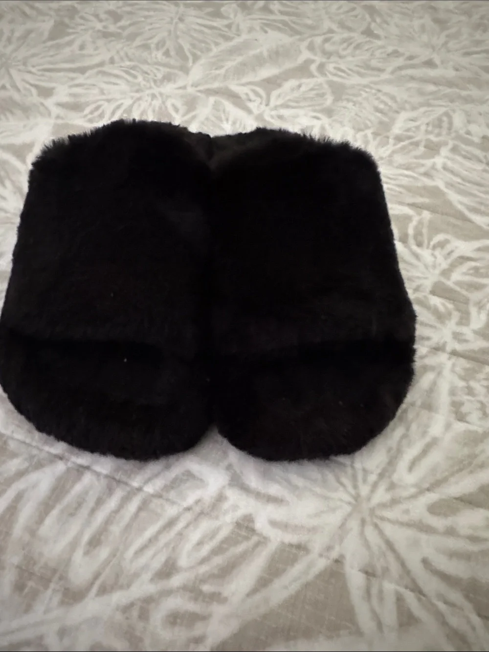 Skims Women’s Black Fuzzy Slide Slippers